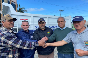 Mais uma conquista que reforça a frota da Secretaria de Obras e garante mais desenvolvimento para Vila Nova do Sul!